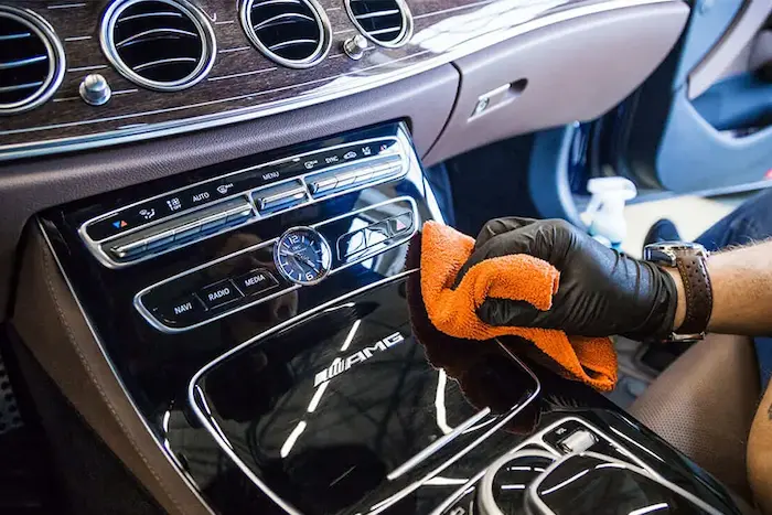 Tehnician curatand pielea si textilele unui autoturism